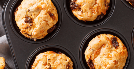 Muffinki z suszonymi pomidorami i pieczoną papryką
