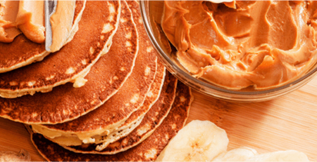 Proteinowe naleśniki z masłem orzechowym