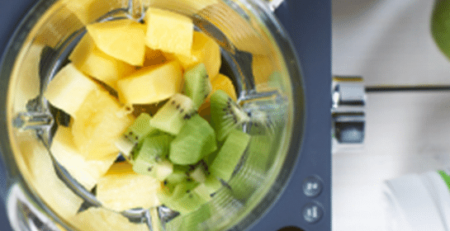 Letni koktajl z mango i kiwi