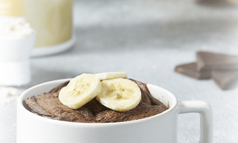 Proteinowe ciastko bananowo-czekoladowe z kubka