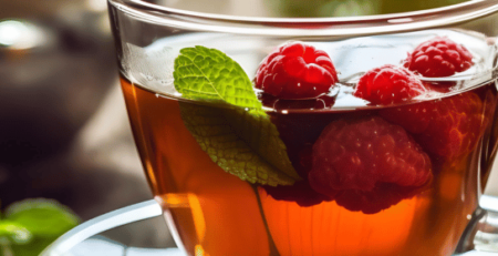 Napój na dobry sen z malinami i miętą