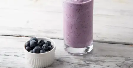 Borówkowy shake proteinowy